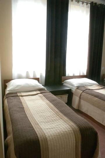 Фото номера Стандартный номер с 2 односпальными кроватями и диваном Хостелы Hostel Zamość г. Замосць 3